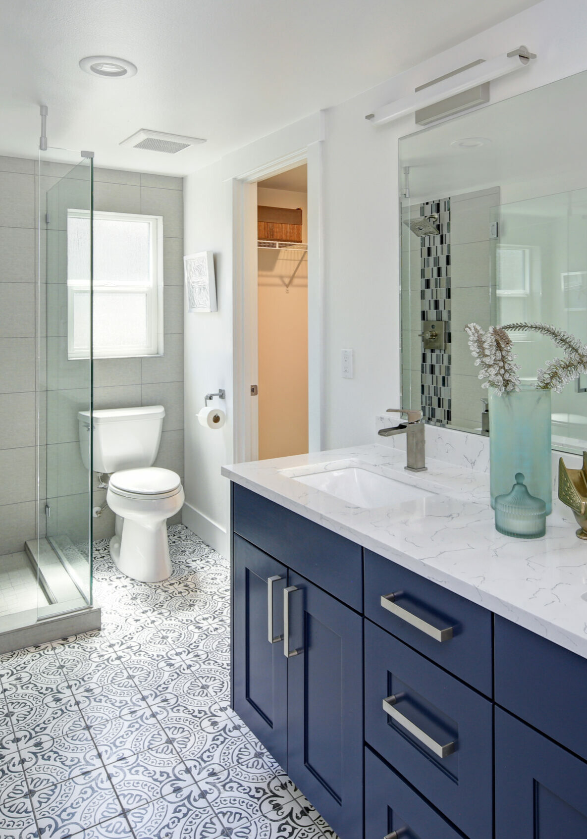 Modern bathroom interior | Floor to Ceiling